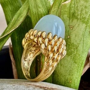 18 karat gold and cat’e eye moonstone ring